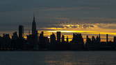Zeitraffer - Sonnenaufgang NYC Skyline Zoom