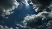 Zeitraffer - Quellwolken vor blauem Himmel
