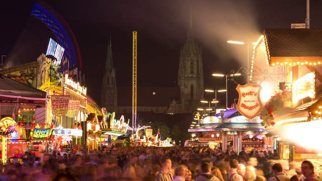 Wiesnbesucher mit St. Pauls Kirche