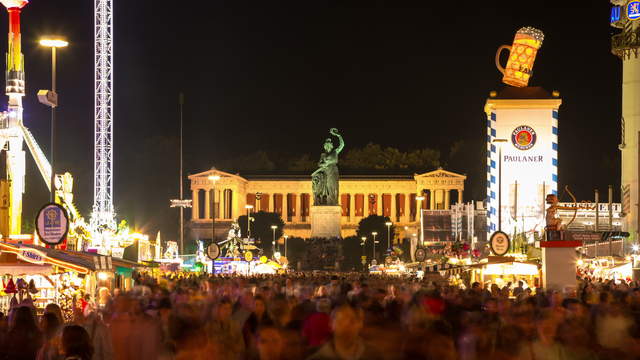 Wiesnbesucher mit Bavaria