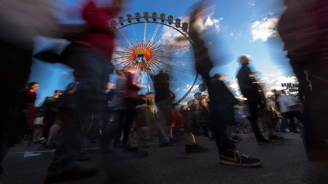 Riesenrad im Menschenstrom