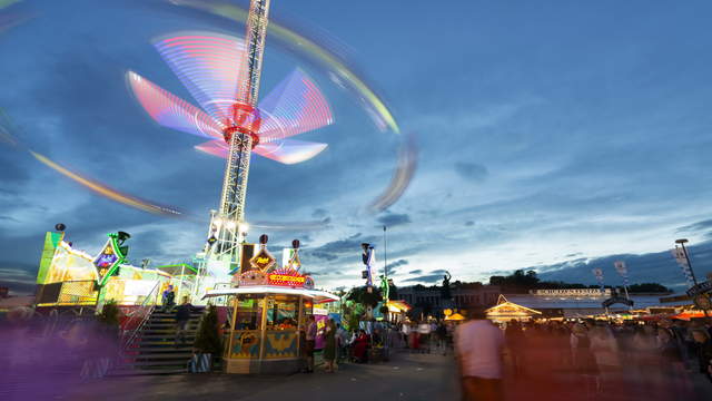 Wilde Fahrt in der Dämmerung