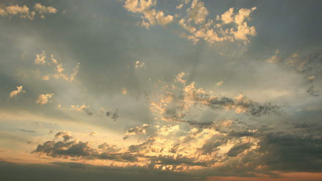 Orange Wolken mit Sonnenstrahlen