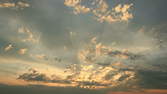 Zeitraffer - Orange Wolken mit Sonnenstrahlen