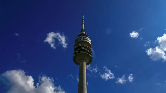 Olympiaturm München mit Wolken