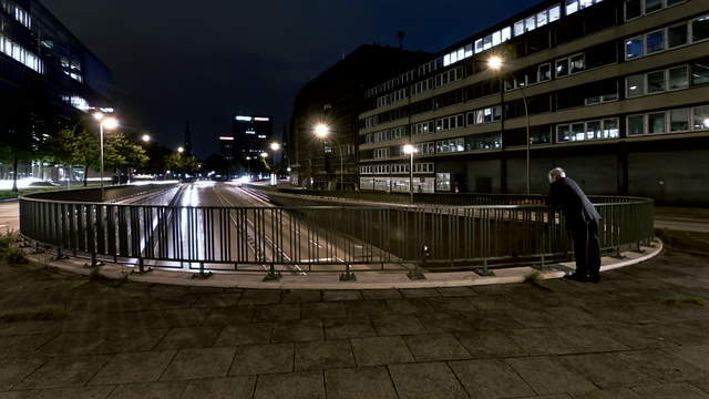 Mann steht auf der Brücke