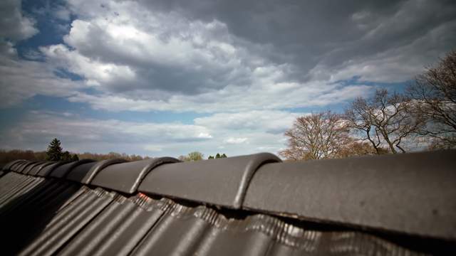 Wolken über einem Hausdach