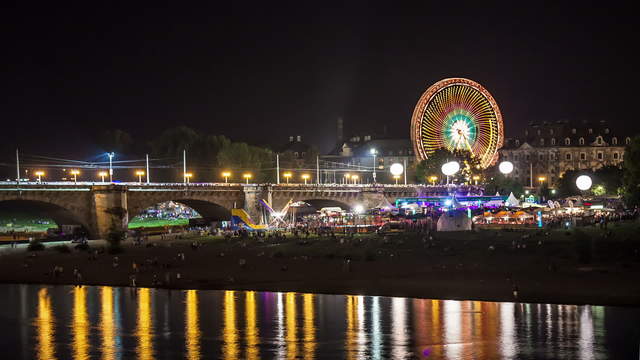 Dresdens Stadtfest bei Nacht