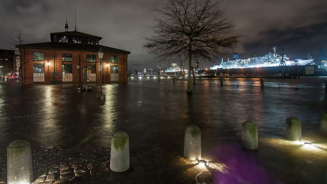 Sturm Xaver flutet den Hamburger Fischmarkt