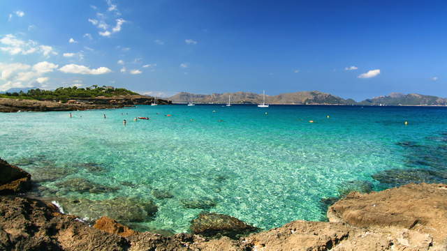 Mallorca Strand mit Menschen