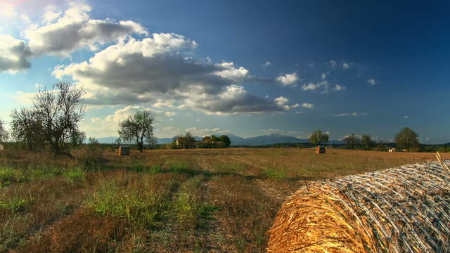 Mallorca Feld mit Strohballen