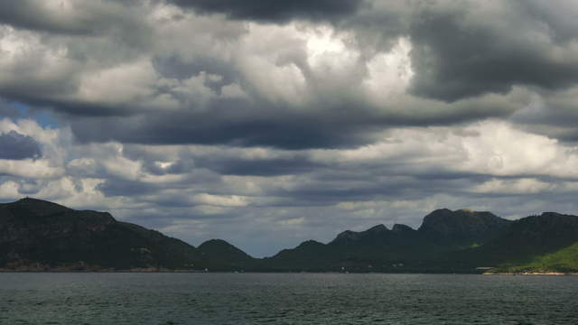 Meerblick mit Aufhellung der Berge