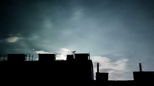 Mond und Wolken ziehen hinter Häuserfront vorbei – Schwenk