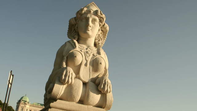 Sphinx im Schlosspark Belvedere Wien – Kamerafahrt