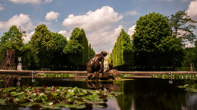 Rundbassin im Wiener Schlossgarten Schönbrunn – Kamerafahrt