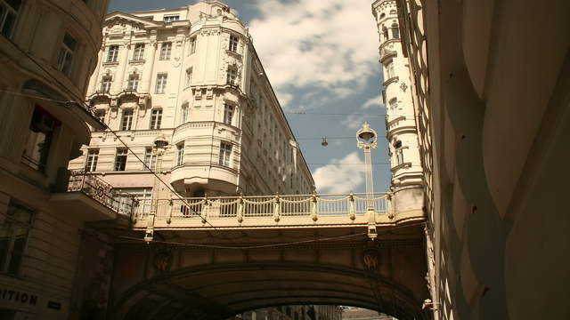 Stadtansicht mit historischer Brücke in der Altstadt Wien – Kamerafahrt