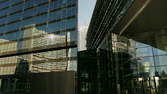 Zeitraffer - UNO Hauptgebäude Wien spiegelt sich in Glasfassade – Kamerafahrt