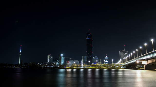 Donau City und Reichsbrücke Wien bei Nacht – Kameraschwenk