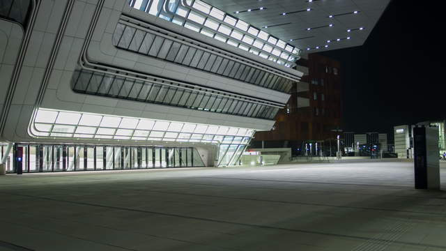 Hauptgebäude der neuen Wirtschaftsuniversität Wien bei Nacht – Hyperlapse