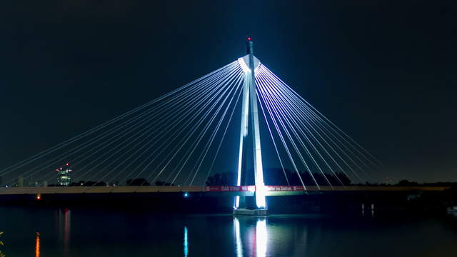 U2 Hängebrücke über der Donau in Wien bei Nacht – Hyperlapse