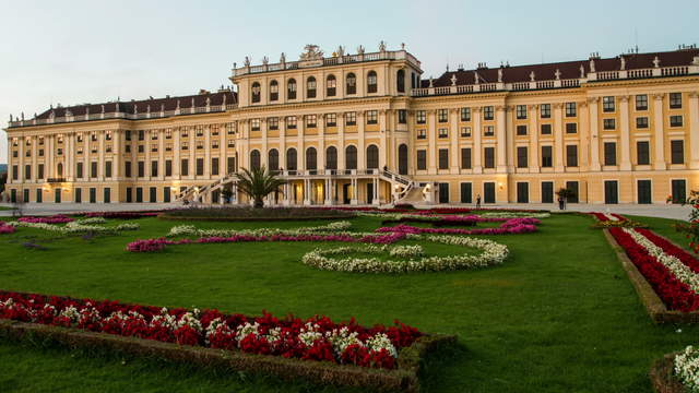 Seitwärtsfahrt Schloss Schoenbrunn Sonnenuntergang - Hyperlapse