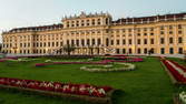 Zeitraffer - Seitwärtsfahrt Schloss Schoenbrunn Sonnenuntergang - Hyperlapse