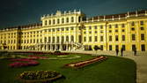 Zeitraffer - lange Rückfahrt am Schloss Schönbrunn mit Sonnenuntergang – Hyperlapse