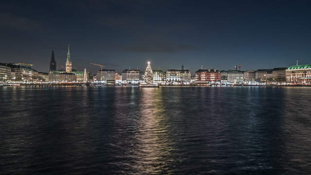 Weihnachtliche Binnenalster in Hamburg