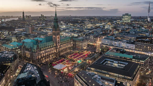 Hamburger Rathaus mit Weihnachtsmarkt