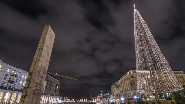 Schwenk und Neigezeitraffer des Hamburger Weihnachtsmarkts 