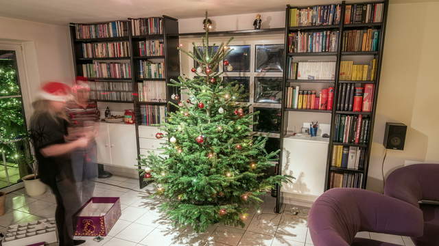 Weihnachtsbaum schmücken an Heiligabend