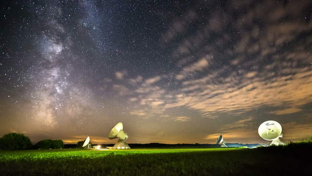 Milchstrassen-Zeitraffer mit Satellitenschüsseln