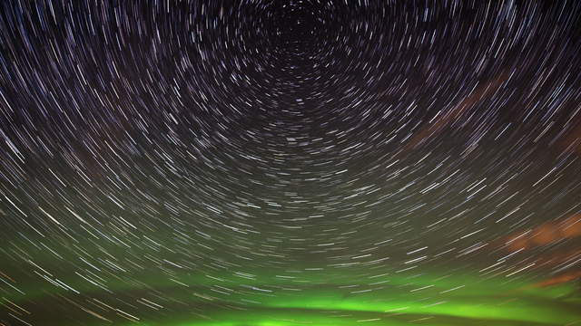 Island Startrails, Sternenspuren und Aurora 6K