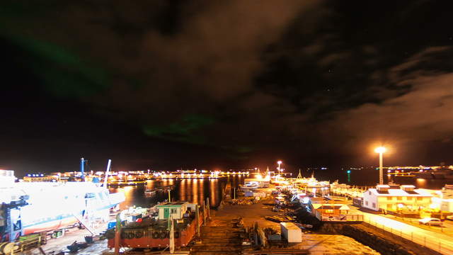 Aurora Borealis im Hafen von Reykjavík, Island