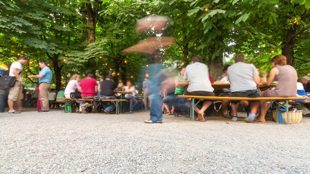 Biergarten Kamerafahrt in die Nacht