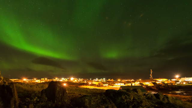 Nordlichter über der Stadt Stykkishólmur