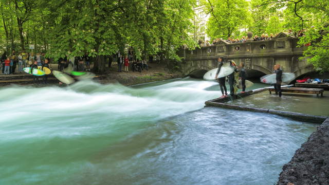 Eisbach Surfer München