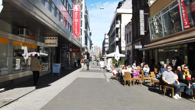 Frontaler Hyperlapse zOOm Lauf richtung 3 Schweine Neckarpromenade Mannheim