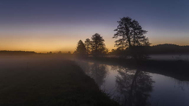 Sonnenaufgang am Fluss