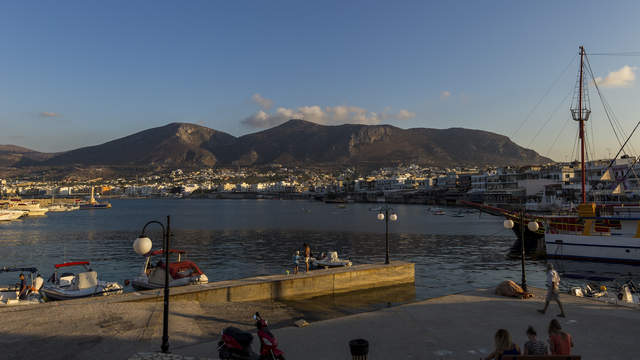 Tag-Nacht Übergang im Hafen von Hersonissos