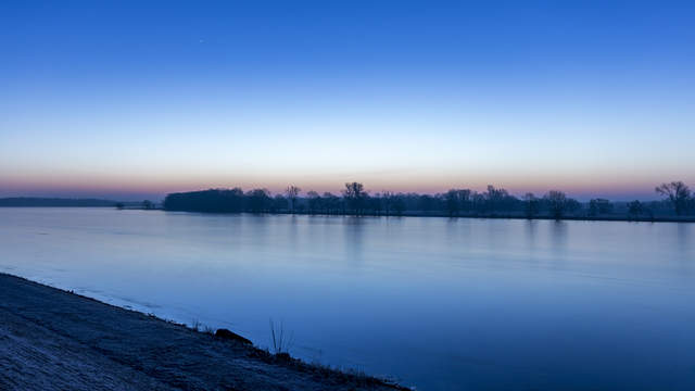 Blaue Stunde am Morgen mit Sonnenaufgang