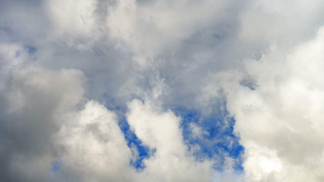 Blauer Himmel mit tanzenden Wolken