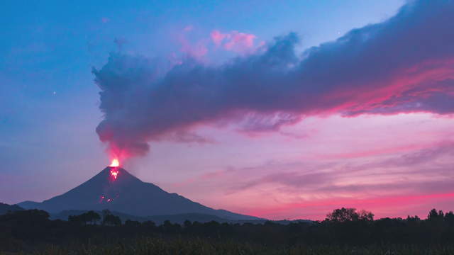 Aktiver Vulkan setzt Asche und giftiges Gas frei