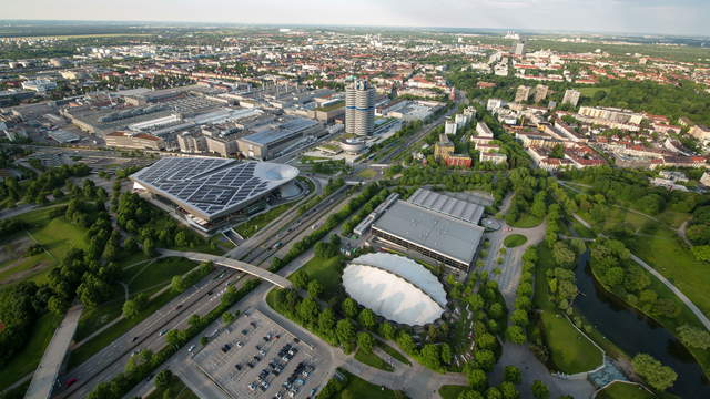 BMW Welt und Vierzylinder von oben