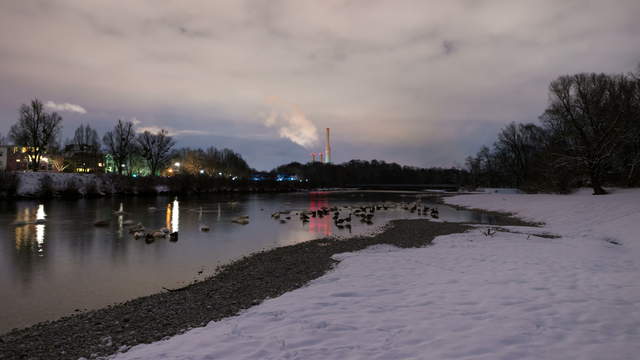 Winter-Isar mit Heizkraftwerk