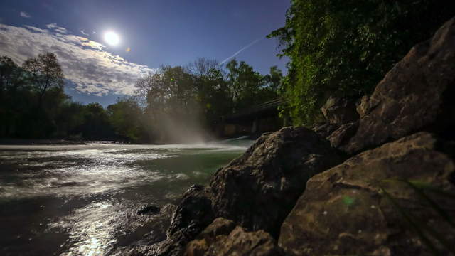 Isar-Mond am Flauchersteg