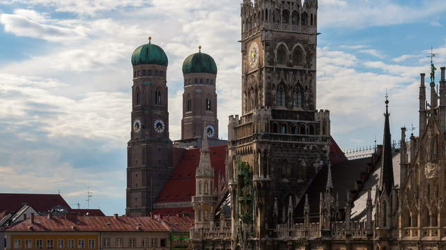 Rathaus mit Frauenkirche am Marienplatz