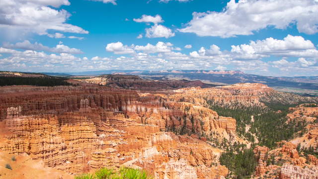 Wolken treiben über Bryce Canyon