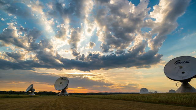 Sonnenuntergang Satelliten Station