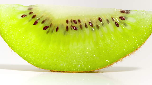 Ameisen fressen Kiwi - Seitenansicht